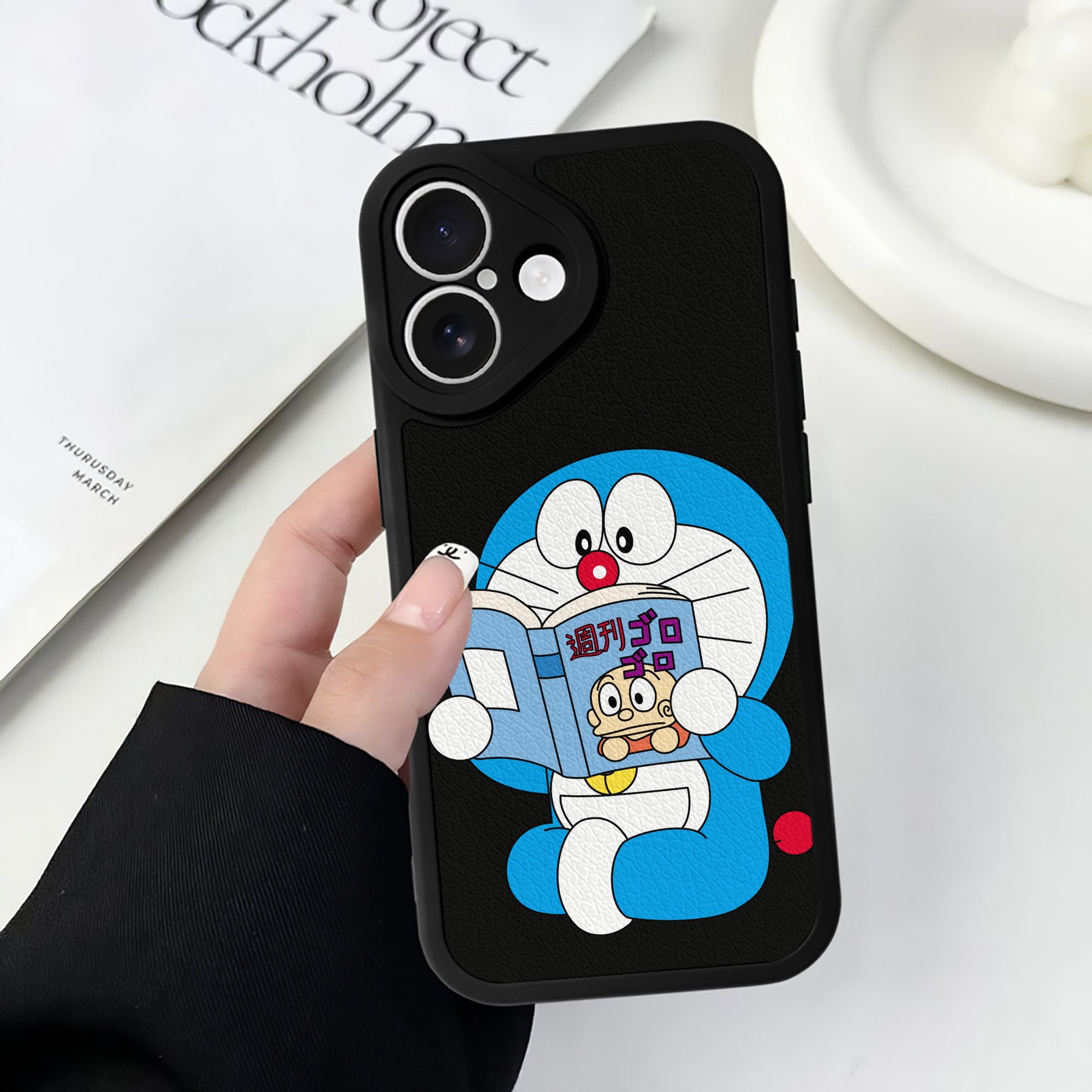 （画像用） ドラえもん Doraemon 【iPhone 16シリーズ対応】シリコンスマホケース（レザー調） 材質：シリコン